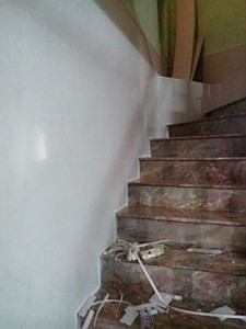 ốp tường nhựa chân cầu thang màu trắng